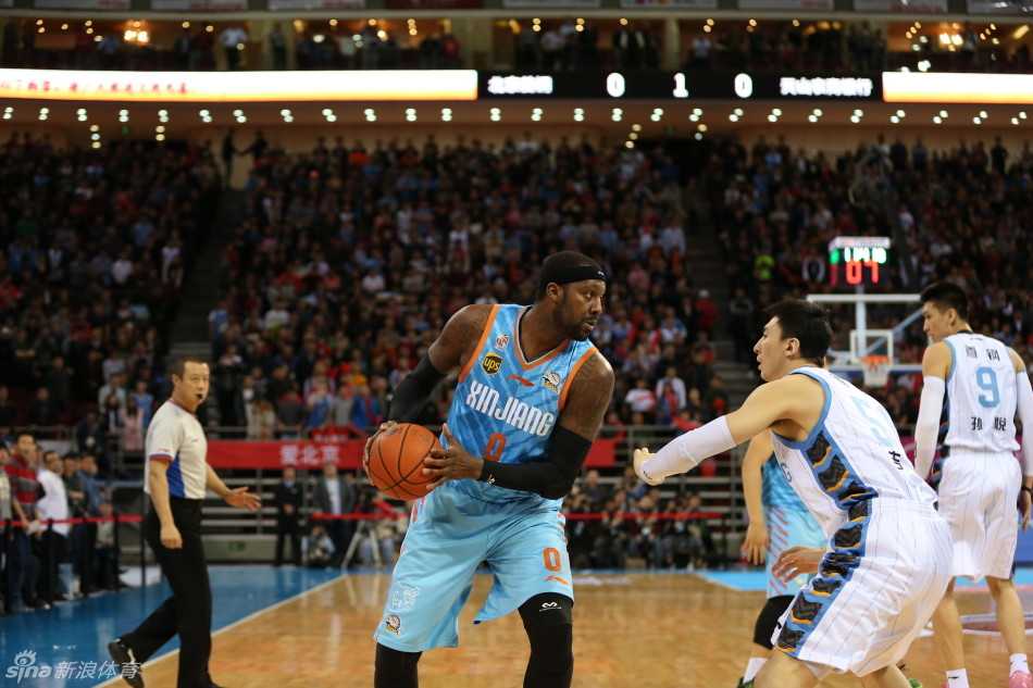 京疆大战经典回眸 马布里率首钢力拼新疆飞虎 大魔王周琦高举双臂,试图封盖对手的上篮,他的长臂如同天网。