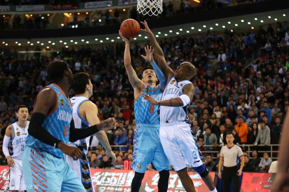 京疆大战经典回眸 马布里率首钢力拼新疆飞虎 马布里在场上挥洒汗水,神情专注,他的每一次触球都牵动着球迷的心。