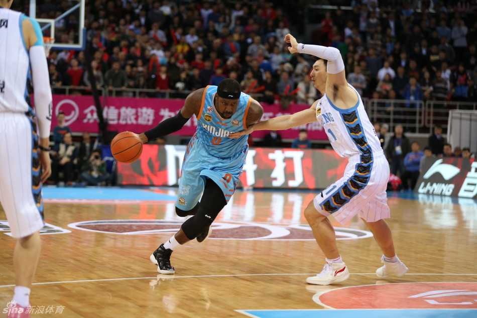 京疆大战经典回眸 马布里率首钢力拼新疆飞虎 李根死死卡住位置,用强壮的身体顶防试图接球的莫里斯。