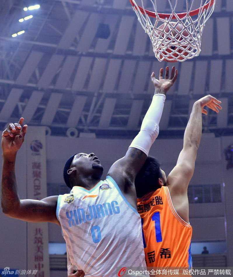 苏伟目光坚毅，神情无比专注，赛前的严肃表情预示着一场内线硬仗