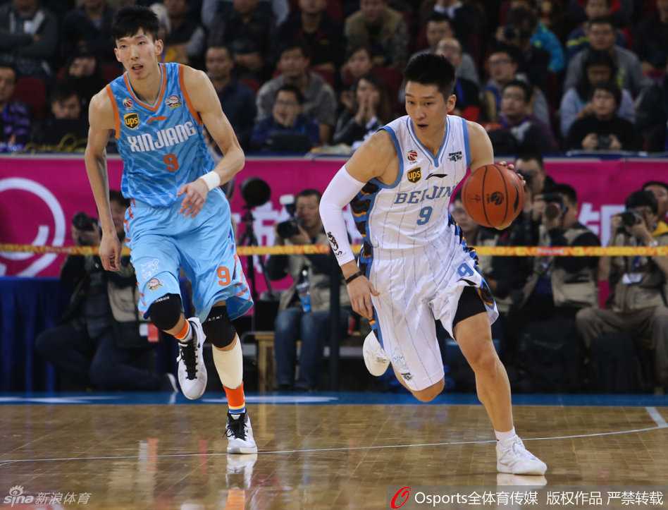 古德洛克命中关键三分后握拳怒吼，队友们蜂拥而上，新疆队板凳席瞬间沸腾成欢乐的海洋。