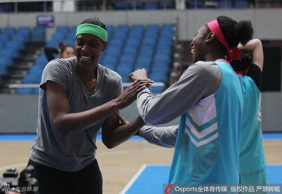 新疆队外援查尔斯在总决赛备战中眼神专注，举手投足间尽显核心球员的霸气与从容