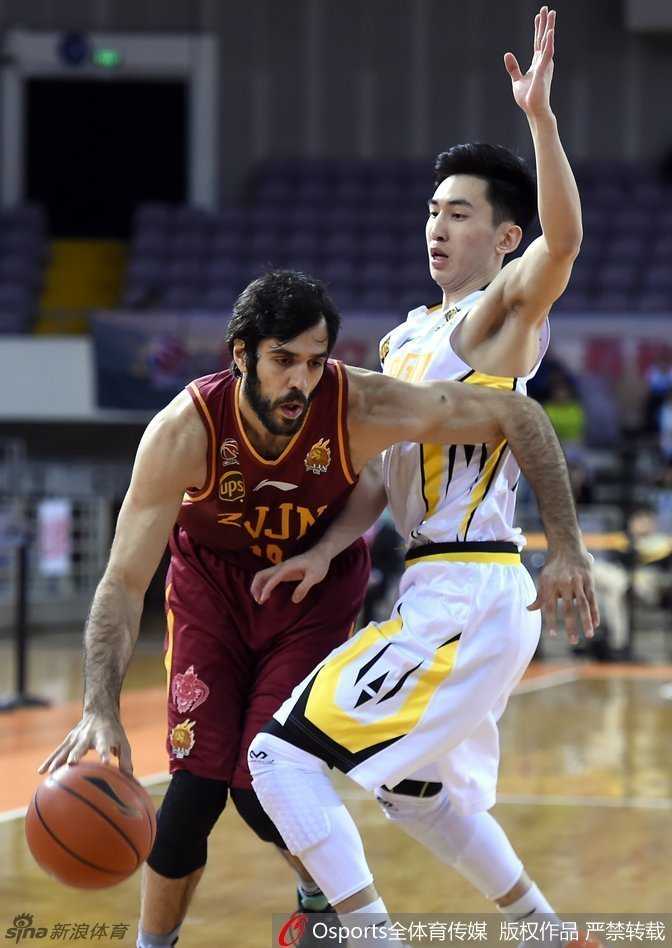 广厦队李京龙外线果断跳投，出手点极高，篮球在空中划出完美抛物线