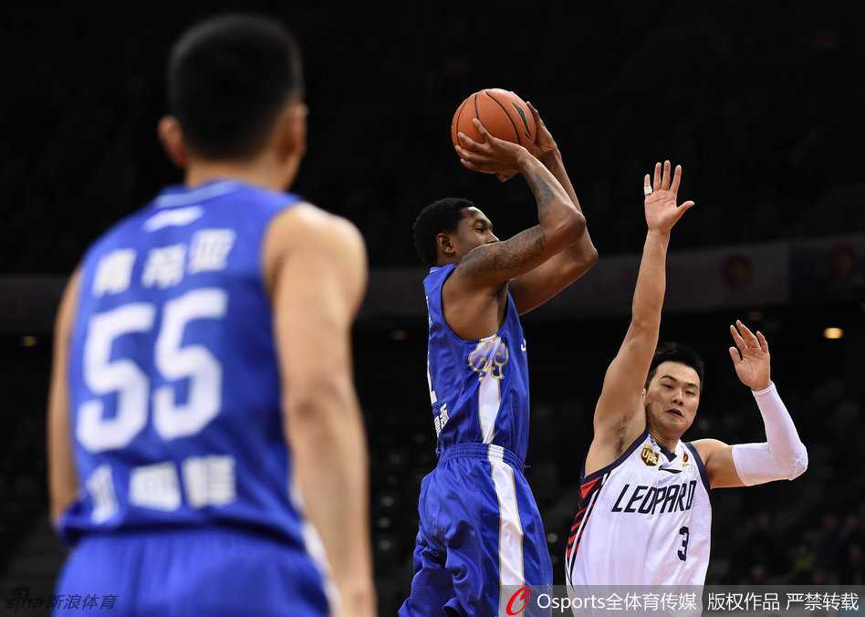 深圳队外援马尚·布鲁克斯在赛前热身时神情专注，举手投足间尽显得分杀手本色