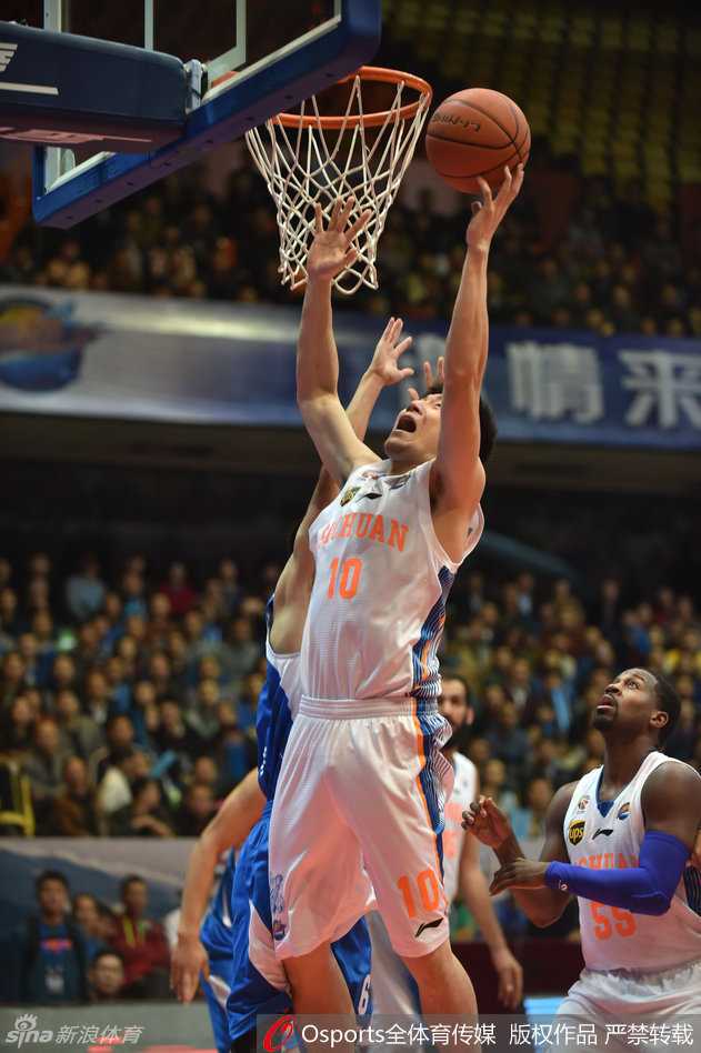 林志杰用标志性的交叉步运球突破防守，眼神犀利地观察着队友的位置，准备分球给切入的同伴。