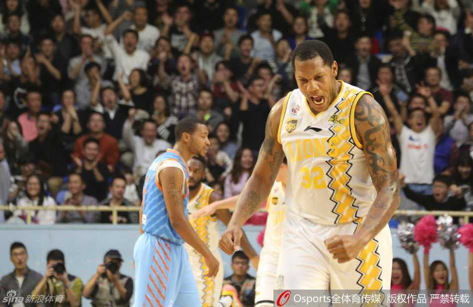 霍尔曼在篮下卡位成功后，张开大嘴激情怒吼，全身肌肉紧绷，展现出了极强的内线统治欲。