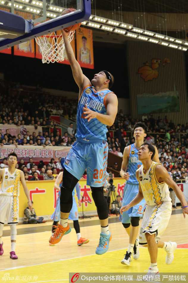 年轻的周琦在队友命中投篮后，第一时间举起双手，面带笑容地与队友清脆击掌，庆祝得分。