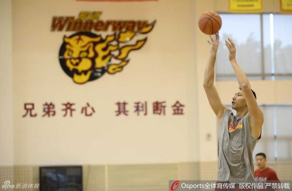 广东宏远灵魂易建联在罚球线上沉稳拍球，肩头微微耸动调整节奏，这是他一贯的专注标志，这一眼扫视，仿佛已将篮筐稳稳锁定。