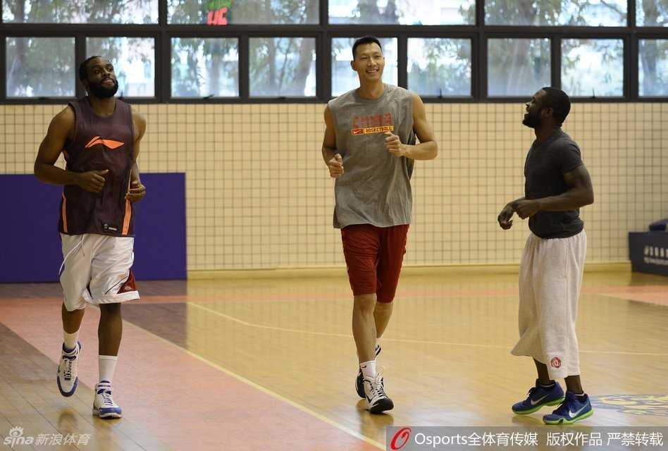 拜纳姆突破后腾空而起，易建联顺势卡住身位准备接球，两人的眼神交汇瞬间仿佛已读取彼此战术，这记空中接力即将引爆全场。