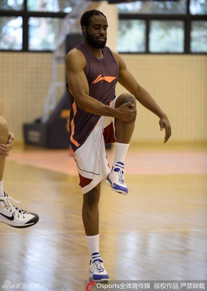 马布里被队友们紧紧围住熊抱，他笑得眼角皱纹如同绽放的菊花，这一刻的温情冲淡了所有比赛的残酷，只剩下纯粹的篮球喜悦。