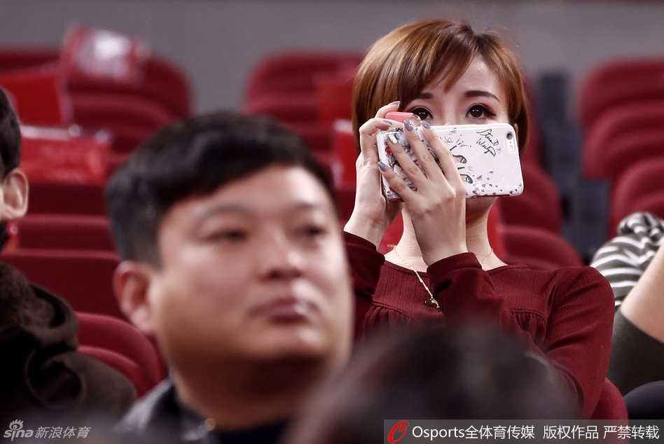 京粤大战看台明珠:方硕女友短发干练,凝望赛场柔情似水 在喧闹的看台人群中,方硕女友一头清爽的短发显得格外利落,她手持加油充气棒,神情专注地望向赛场方向,眉眼间带着一丝不自觉的专注与高冷。