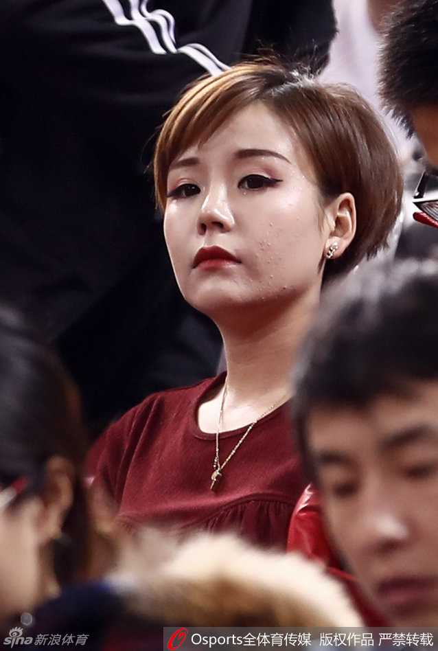 京粤大战看台明珠:方硕女友短发干练,凝望赛场柔情似水 她专注地看向赛场,秀眉微蹙,干练的短发下神情专注而认真,手中的加油棒紧握不放,这一刻她是方硕最忠实的头号球迷。