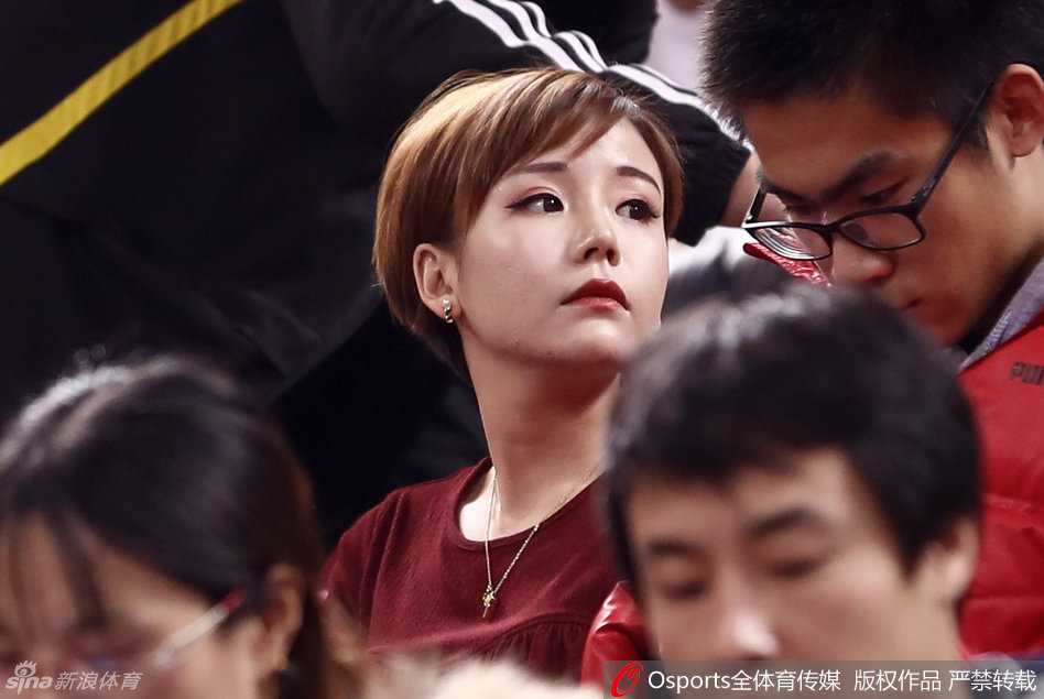 京粤大战看台明珠:方硕女友短发干练,凝望赛场柔情似水 看台上的她拿起手机记录赛场瞬间,脸上浮现出淡淡的笑意,干练的短发与柔美的气质形成独特反差,为激烈的京粤大战增添了一抹温情。