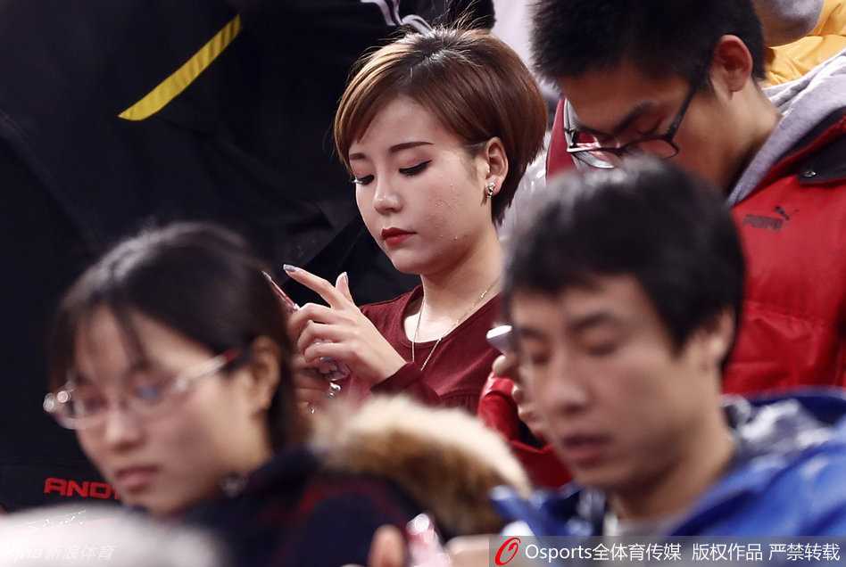 京粤大战看台明珠:方硕女友短发干练,凝望赛场柔情似水 等待比赛的间隙,她低头查看手机,嘴角不经意间流露出一丝微笑,干练的短发下是精致的侧颜,让人不禁猜测是否收到了来自方硕的赛前问候。