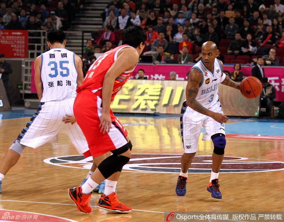 京粤大战经典再现 首钢众将演绎团队篮球真谛 内线巨塔张松涛用身体牢牢挡住防守者,为队友筑起一道坚实的屏障,扎实的挡拆配合是团队篮球进攻流畅的关键。