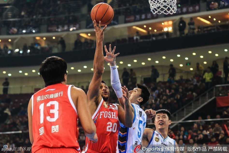 京粤大战经典再现 首钢众将演绎团队篮球真谛 贝尼蒙在吉喆的严密防守下强行上篮,身体在空中对抗后失去平衡,但依然试图将球投向篮筐,展现了极强的个人能力。