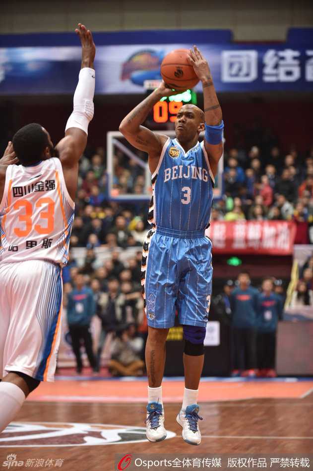 京粤大战经典回眸 大圣绝杀老马神勇创辉煌 哈达迪高位中投出手,柔和的手感与高大的身形在灯光下形成一幅独特的剪影