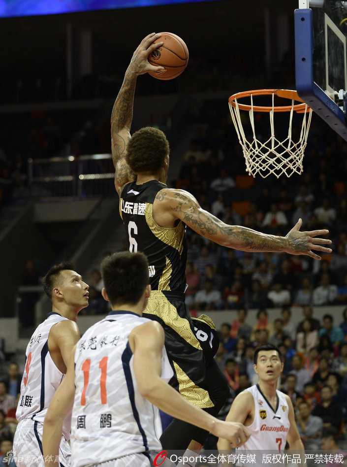 广东队主教练杜锋在场边情绪激动地指挥着球队的进攻与防守，手势丰富，神情专注而严厉，是场边一道独特的风景线。