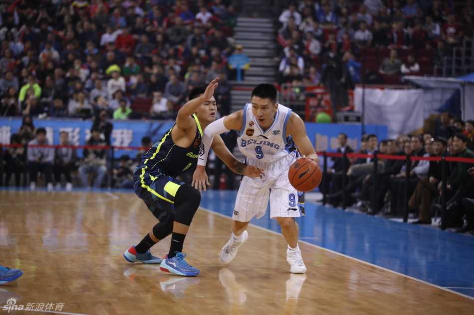 京粤大战经典回顾:五棵松的攻防史诗 孙悦目光如炬,冷静观察广东防线,运球寻找致命一传的良机