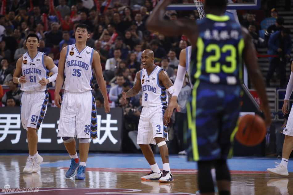 京粤大战经典回顾:五棵松的攻防史诗 孙悦飞身跃起,长臂舒展,送给对手一记遮天蔽日的大帽,捍卫禁区尊严