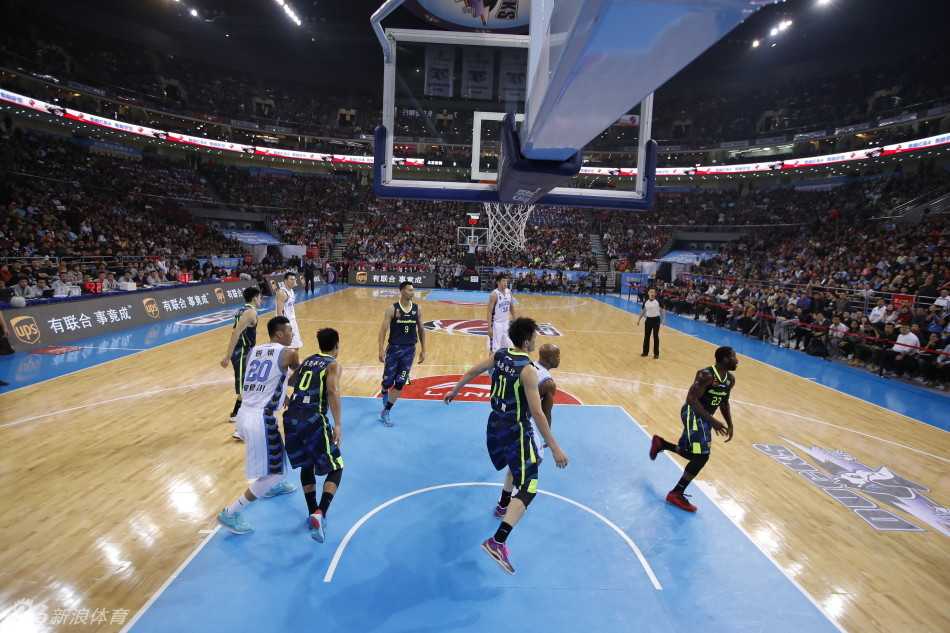 京粤大战经典回顾:五棵松的攻防史诗 易建联在重重包围中飞身上篮,展现强大的核心力量和篮下终结能力