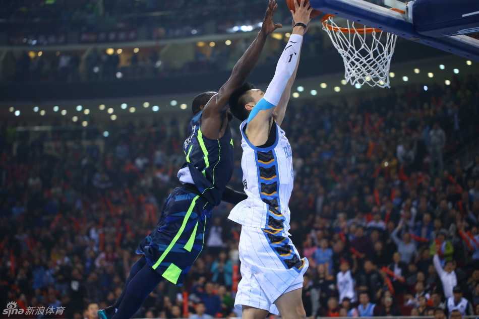 京粤大战经典瞬间重现:铁血防守与关键先生的巅峰对决 易建联在多名北京队球员的包夹防守下,依然艰难地起身上篮,表情坚毅,肌肉线条分明,展现出他作为球队核心极强的杀伤力与不屈的斗志。