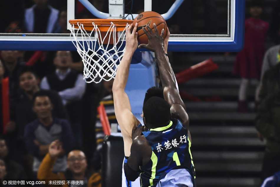 京粤大战经典瞬间重现:铁血防守与关键先生的巅峰对决 马布里持球面对防守,眼神专注而坚定,标志性的运球姿势显示出他作为球队领袖的绝对掌控力,准备随时发动致命一击。