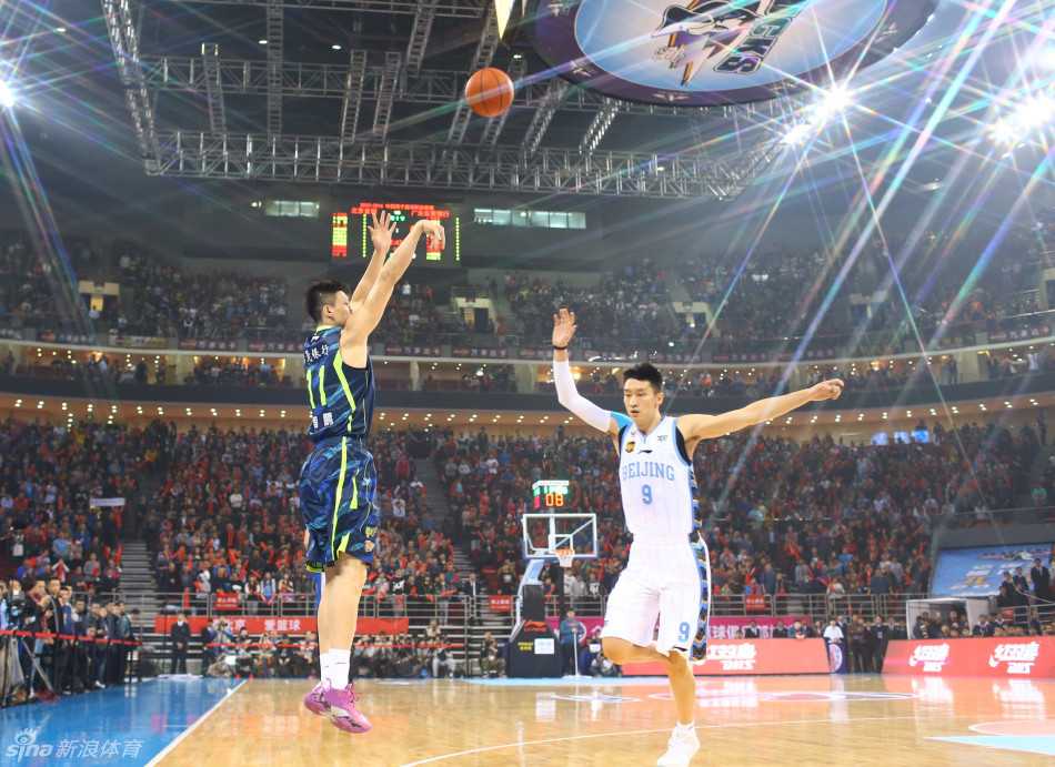 京粤大战经典瞬间重现:铁血防守与关键先生的巅峰对决 高尚在快攻中高速突破,年轻的他毫不畏惧,面对防守人直接起跳上篮,动作舒展而充满力量,展现出新生代球员的朝气与冲击力。