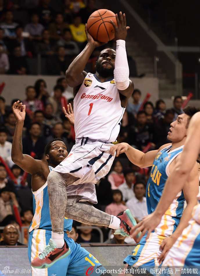 京粤巅峰对决:阿联眼角贴创口贴力拼,拜纳姆突破难救主 北京队球员大鹏展翅般跳起传球,而身后的防守球员只能望球兴叹,这一传不仅撕裂了防线,更展现了指挥官般的大局观。