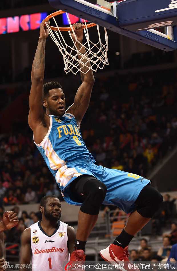 京粤巅峰对决:阿联眼角贴创口贴力拼,拜纳姆突破难救主 福建队赵泰隆目送篮球入网,嘴角露出一丝无奈的表情,即使防守已经到位,却依然无法阻挡对手势在必得的进球。