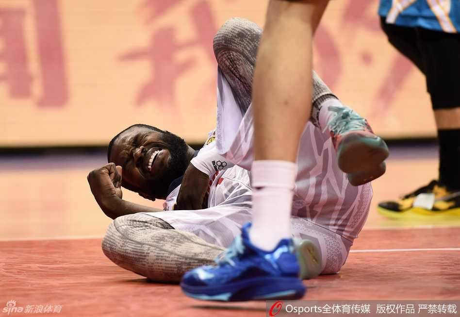 京粤巅峰对决:阿联眼角贴创口贴力拼,拜纳姆突破难救主 广东队主教练杜锋在场边神情严峻,双手比划着战术手势,眼神如鹰隼般锐利,仿佛要把每一个战术细节都刻进弟子们的脑海里。