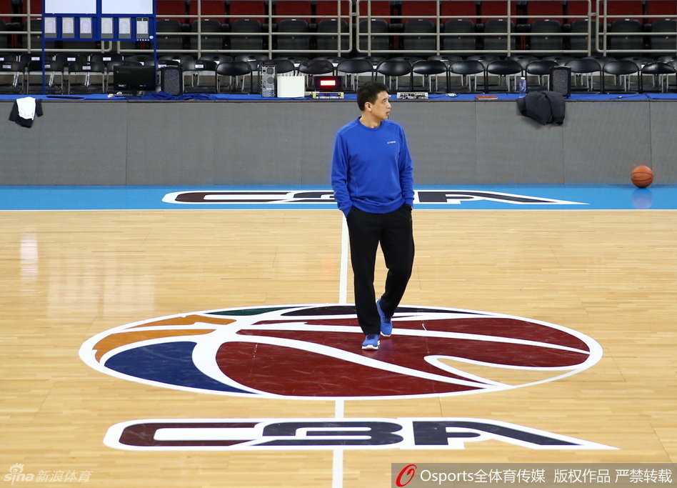 深圳马可波罗内线支柱孙桐林在篮下卡位要球，他身后的张凯和高位的顾全伺机而动，三人组成的本土内线群曾是CBA一道独特的风景线。