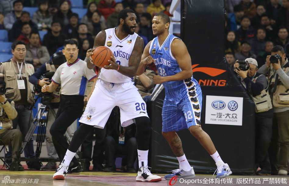 禁区内奥登张开双臂遮天蔽日，莫里斯背身单打却难觅出手空间，两人肌肉碰撞的瞬间仿佛时间都凝固了。