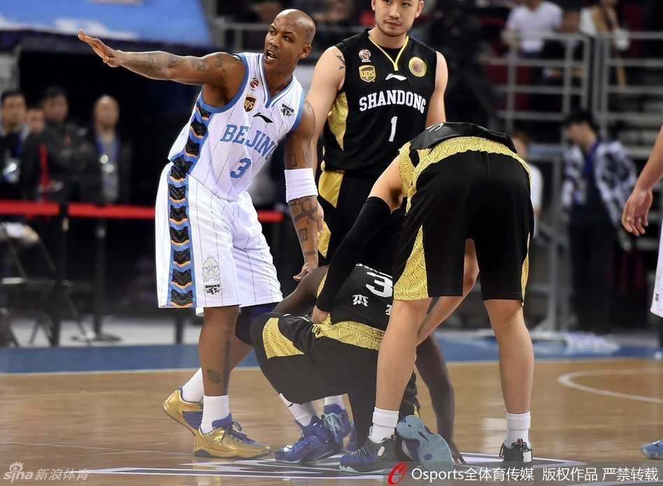 京辽大战经典回眸:老马独闯虎穴浴血夺赛点 内线巨塔陶汉林全力跃起,双手如铁钳般抱球砸向篮筐,展现出山东大汉不可阻挡的原始爆发力。