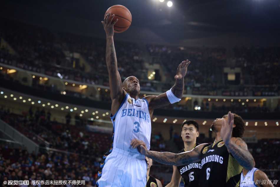 京辽大战经典回眸:老马独闯虎穴浴血夺赛点 孙悦如同一道紫色闪电,在对手的围追堵截中牢牢将球控制在身后,用长臂为球队梳理着进攻节奏。