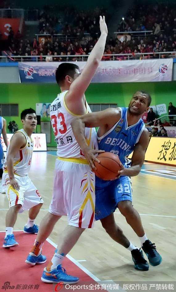 莫里斯在禁区边缘背身强打，肌肉线条在对抗中绷紧，准备用标志性的篮下脚步强攻得分