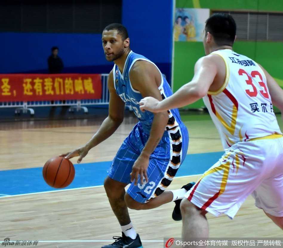 莫里斯在罚球线上沉稳出手，篮球划过指尖，全场寂静等待，这是他本场强硬表现的缩影