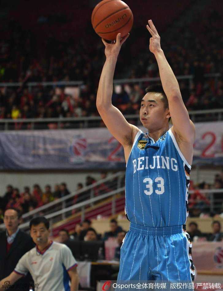 莫里斯奋力跃起，长臂完全伸展，给予对手一次遮天蔽日的飞身封盖