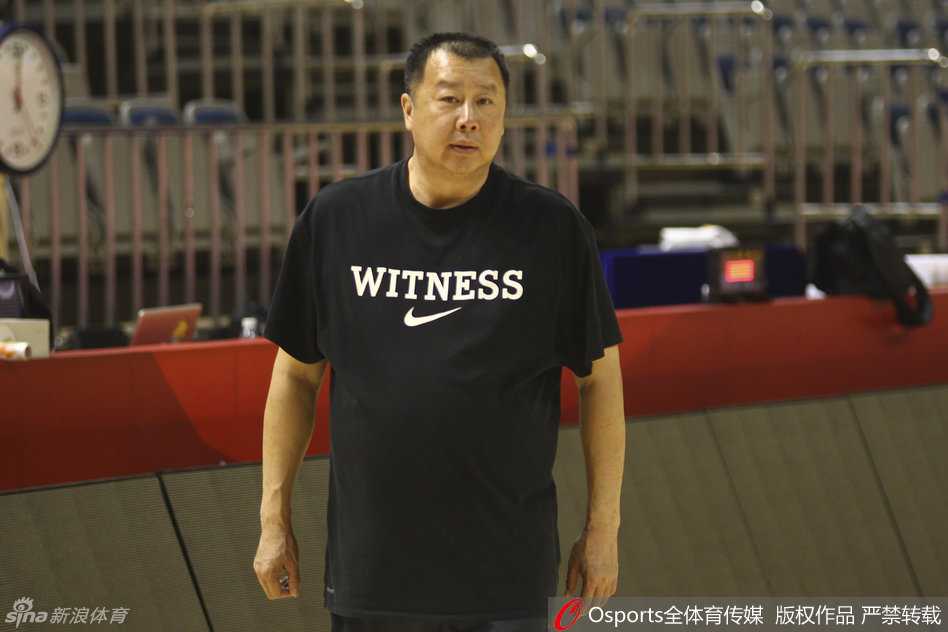 京鲁双核驱动国奥备战 方硕陶汉林领衔青春风暴 助教单涛神情专注地站在场边,双手比划着战术动作,正在对常林和陶汉林等内线球员进行细致的防守脚步指导,展现出职业教练的严谨。