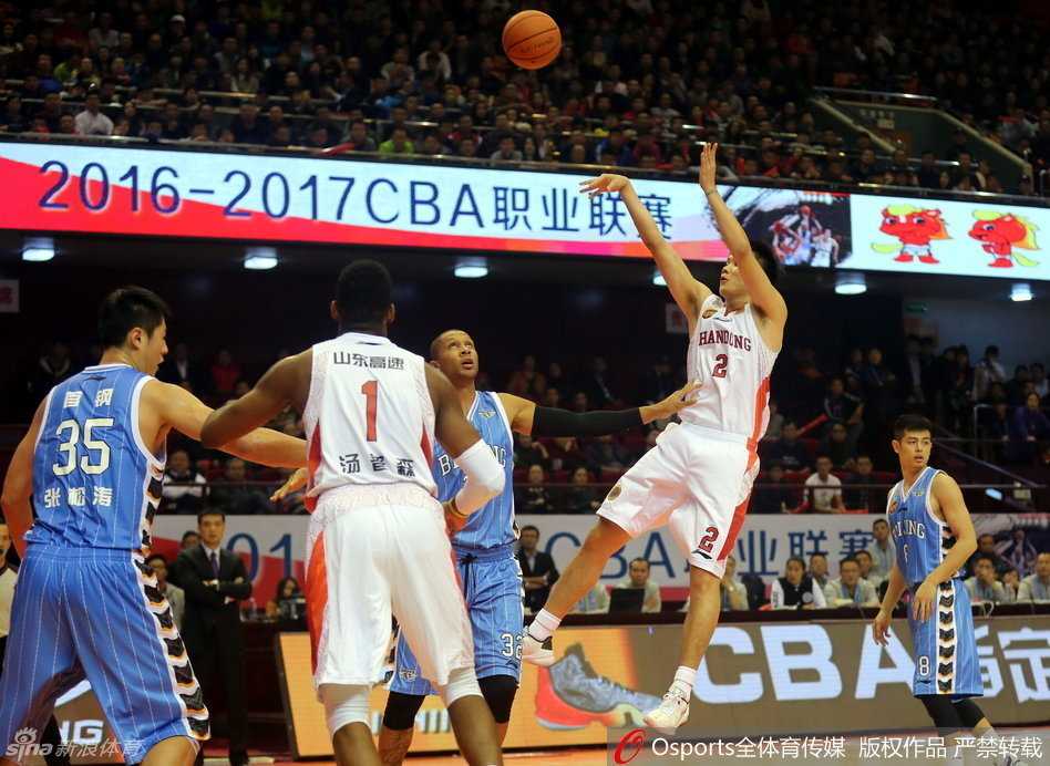 场上双方球员聚集在一起，表情激动，互相推搡，裁判奋力挤进人群中央试图将冲突双方隔开。