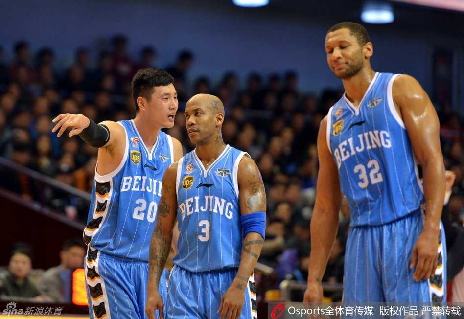 京鲁大战经典瞬间:睢冉锁死马布里,丁彦雨航暴扣震撼五棵松 睢冉弯着腰,像牛皮糖一样紧紧贴住运球的马布里,眼神坚毅,手臂精准地卡在传球路线上,上演着顶尖的防守对决。