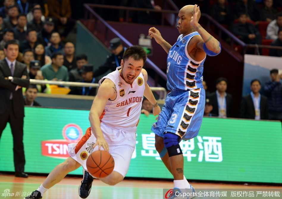 京鲁大战经典瞬间:睢冉锁死马布里,丁彦雨航暴扣震撼五棵松 比斯利高高跃起,巨大的手掌如同苍蝇拍一般,将莫里斯的投篮狠狠扇飞,一旁的吴轲已经准备下快攻。