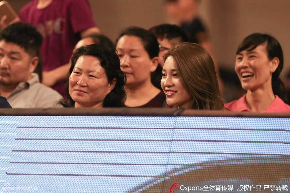 亲情的助威:李根家乡爆发砍高分,周琦母亲场边见证男篮连胜 比赛暂停间隙,李根抬头望向观众席亲友所在的方向,似乎在用眼神与家人进行无声的交流,传递着安心与信心。