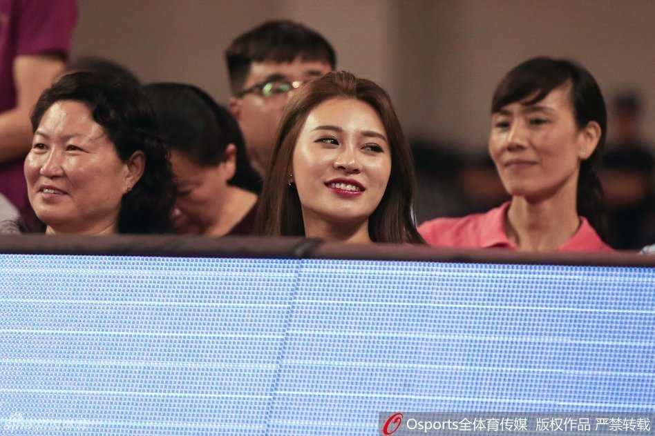 亲情的助威:李根家乡爆发砍高分,周琦母亲场边见证男篮连胜 赛后,李根与队友走向场边向观众致谢,看台上的家人起身为他鼓掌,这一刻篮球的荣耀与亲情的温暖完美交融。