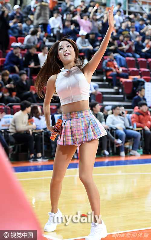 仁川体育馆的烈火青春:韩国啦啦队女郎如何用超短裙热舞点燃职业篮球赛场 镜头拉近,这位啦啦队员在舞动的间隙轻轻撩起秀发,眼神中透露出一种专业的从容与自信。身后的队友虽然虚化,但依然能看出她们保持着整齐划一的队形,共同构成一幅动感十足的画面。