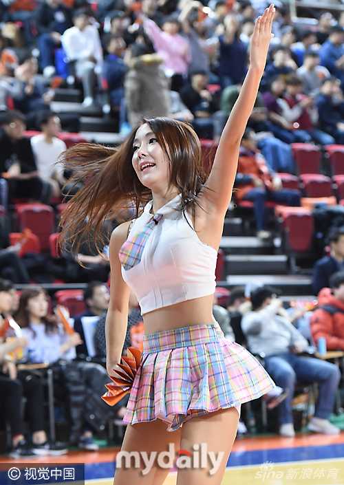 仁川体育馆的烈火青春:韩国啦啦队女郎如何用超短裙热舞点燃职业篮球赛场 近景特写下,一名啦啦队员正专注地完成手上的动作,指尖的延伸感充满了舞蹈的美感。虽然汗水已经微微打湿了发梢,但她依然全情投入,用每一个细节诠释着对舞台的热爱。