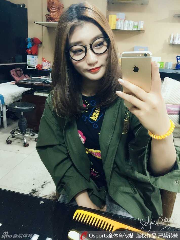 从伤病中涅槃的球场玫瑰 李梦的篮球人生与场下萌趣瞬间 李梦身着一身黑色休闲装,面带甜美微笑,双手自然插兜,简约的穿搭也难掩她作为运动员的高挑与飒爽。