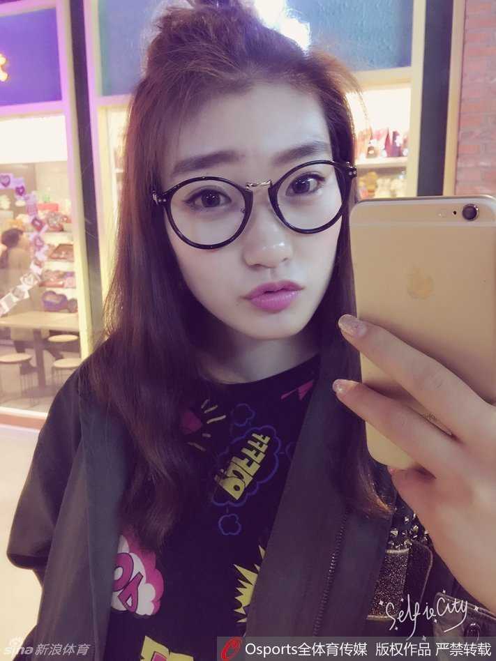 从伤病中涅槃的球场玫瑰 李梦的篮球人生与场下萌趣瞬间 赛场上的李梦眼神坚毅,手持篮球做投篮预备姿势,即使在热身环节也透露出那股不服输的霸气与专注。