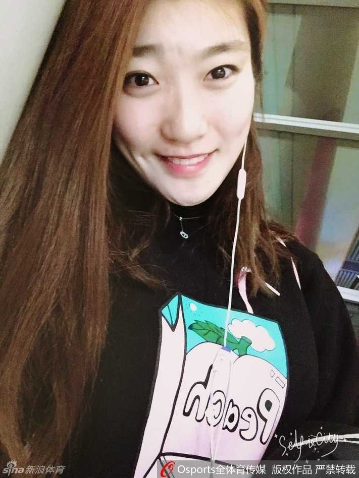 从伤病中涅槃的球场玫瑰 李梦的篮球人生与场下萌趣瞬间 李梦身穿休闲卫衣,对着镜头嘟嘴卖萌,搞怪的表情与她1米82的高挑身材形成反差萌,显得十分俏皮可爱。