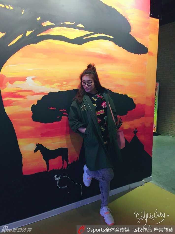 从伤病中涅槃的球场玫瑰 李梦的篮球人生与场下萌趣瞬间 李梦单手托腮,露出温暖治愈的笑容,即便只是简单的日常自拍,也能感受到她阳光乐观的内心世界。